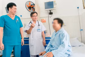 Bác sĩ Bệnh viện Thống Nhất thăm khám bệnh nhân sau thực hiện can thiệp bằng PFA. (Ảnh: LÊ KHOA)