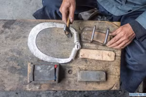 Chế tác bạc ở tỉnh Hồ Nam, Trung Quốc. (Ảnh: Xinhua)