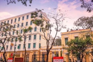 Trường trung học cơ sở Trưng Vương được chọn là điểm tổ chức trông giữ xe đạp, xe máy miễn phí cho người dân du xuân tại khu vực hồ Hoàn Kiếm và phố cổ.