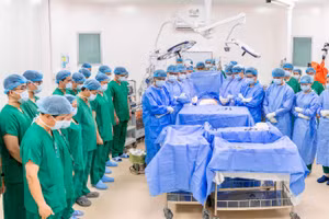 Tập thể y bác sĩ tri ân người bệnh trước khi phẫu thuật. (Ảnh: Bệnh viện cung cấp)