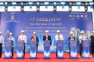 Thực hiện nghi thức khởi động dự án nhà ở xã hội tại Khu thiết chế Công đoàn Quảng Ngãi.
