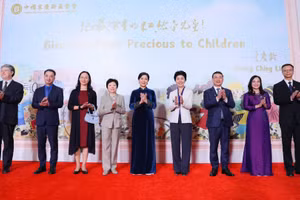 Phu nhân Tổng Bí thư, Chủ tịch nước Tô Lâm cùng các đại biểu tại Trung tâm giao lưu Khoa học văn hóa thanh thiếu niên Tống Khánh Linh.