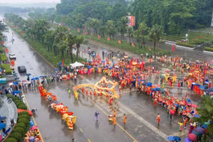 Diễn xướng lân sư rồng tại sân trung tâm hành lễ thuộc Khu di tích lịch sử Đền Hùng.