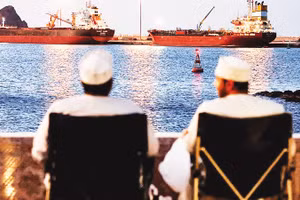 Nhiều tàu phải neo đậu ở cảng của Oman khi eo biển Hormuz bị phong tỏa.