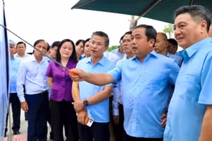 Đồng chí Trần Đức Thắng kiểm tra thực địa tại Quốc lộ 21B đoạn qua xã Thanh Oai, Hà Nội.
