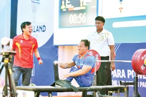 Niềm vui của lực sĩ Lê Văn Công khi đoạt Huy chương vàng hạng 49kg nam.