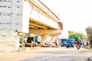 Chậm chạp trong thi công khiến cuộc sống của người dân dọc hai bên tuyến Quốc lộ 14E bị đảo lộn hoàn toàn.