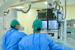 Ê-kíp can thiệp ca nhồi máu cơ tim. 