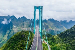 Cầu bắc qua hẻm núi Hoa Giang vào một ngày trời nắng đẹp. (Ảnh: people.cn)