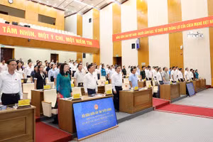 Đại biểu Hội đồng nhân dân tỉnh Tuyên Quang thực hiện nghi thức chào cờ.