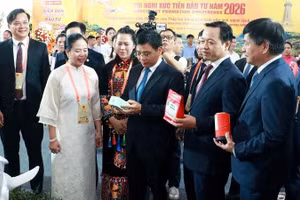Phó Thủ tướng Chính phủ Nguyễn Văn Thắng cùng các đại biểu, nhà đầu tư tham quan gian trưng bày sản phẩm chè Shan Tuyết cổ thụ Tủa Chùa, tỉnh Điện Biên.