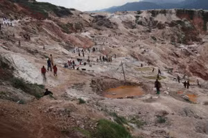 Ảnh minh họa: Công nhân khai thác mỏ tại thị trấn Rubaya, ở phía đông Cộng hòa Dân chủ Congo, thuộc khu vực Trung Phi. (Ảnh: Xinhua)