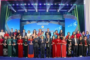 Các đại biểu chụp ảnh lưu niệm. 