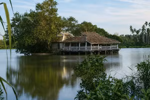 Miếu Nổi Phù Châu là điểm nhấn văn hóa trong không gian văn hóa, kinh tế di sản và du lịch đường thủy sông Vàm Thuật. (Ảnh: Ban tổ chức tọa đàm)