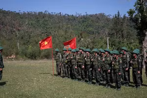 Cán bộ, chiến sĩ Lữ đoàn Bộ binh Phòng thủ đảo 242, Quân khu 3 tập luyện sẵn sàng chiến đấu. (Ảnh: SƠN TÙNG)