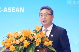 Ông Sử Trung Tuấn phát biểu tại Diễn đàn xúc tiến du lịch và đầu tư Việt Nam-Trung Quốc do Đại sứ quán Việt Nam tổ chức tại Bắc Kinh, tháng 9/2025. (Ảnh: Báo Nhân Dân)