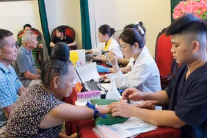 Đơn vị thu mẫu xác thực thông tin lên cơ sở dữ liệu ADN quốc gia cho thân nhân liệt sĩ tại Sơn La.