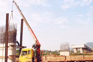 Trên công trường thi công cầu vượt đường sắt thuộc xã Tượng Lĩnh, tỉnh Thanh Hóa.