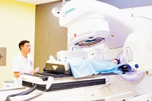 Hệ thống máy xạ trị gia tốc điều trị ung thư mới được Bệnh viện K đưa vào phục vụ khám, chữa bệnh tại cơ sở Quán Sứ.