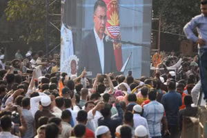 Người dân Bangladesh chứng kiến qua màn hình Lễ nhậm chức của Thủ tướng đắc cử Tarique Rahman tại Tòa nhà Quốc hội ở Thủ đô Dhaka, Bangladesh, ngày 17/2/2026. (Ảnh: Xinhua)