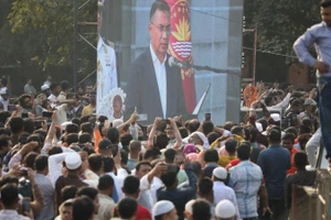 Người dân Bangladesh chứng kiến qua màn hình Lễ nhậm chức của Thủ tướng đắc cử Tarique Rahman tại Tòa nhà Quốc hội ở Thủ đô Dhaka, Bangladesh, ngày 17/2/2026. (Ảnh: Xinhua)