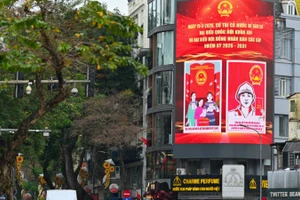 Các tuyến đường lớn của Hà Nội như Điện Biên Phủ, Tràng Tiền, Hàng Bài… được trang hoàng bằng cờ Tổ quốc, băng-rôn và pa-nô cổ động, tạo nên diện mạo rực rỡ trước ngày bầu cử. (Ảnh minh họa nhandan.vn)