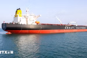 Tàu chở dầu thô cập cảng ở Mundra, Ấn Độ sau khi băng qua eo biển Hormuz, ngày 18/3/2026. (Ảnh: ANI/TTXVN)