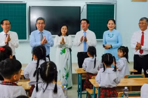 Các đại biểu tham quan Trường tiểu học Trần Đại Nghĩa, phường Bình Hưng Hòa, Thành phố Hồ Chí Minh