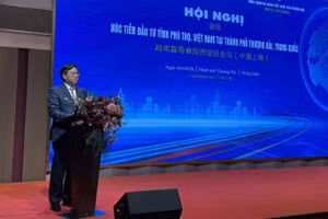 Đồng chí Trần Duy Đông, Chủ tịch Ủy ban nhân dân tỉnh Phú Thọ phát biểu tại Hội nghị xúc tiến đầu tư thành phố Thượng Hải.