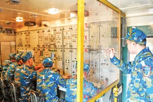 Các chiến sĩ Trung đoàn 64 thực hành huấn luyện các phương án tác chiến. (Ảnh THẾ ĐẠI)