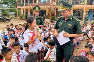 Cán bộ, chiến sĩ Đồn Biên phòng Nậm Nhừ tổ chức thi "hỏi nhanh-đáp nhanh" về ý nghĩa Chiến thắng Điện Biên Phủ... tại Trường phổ thông dân tộc bán trú tiểu học Nà Khoa.