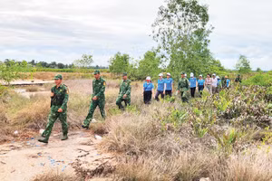 Đồn Biên phòng Phú Mỹ và Hội Liên hiệp Phụ nữ xã Giang Thành tỉnh An Giang phối hợp tuần tra, tuyên truyền bảo vệ đường biên, cột mốc.