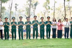 Các đại biểu phát động Lễ trồng cây tại Khu di tích Địa đạo Củ Chi. (Ảnh: TUẤN TÀI) 