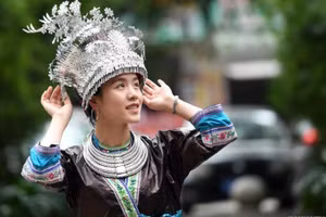 Trang sức bạc rất phổ biến đối với phụ nữ dân tộc Miêu, Trung Quốc. (Ảnh: Xinhua)
