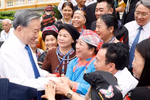 Tổng Bí thư, Chủ tịch nước Tô Lâm với các già làng, trưởng bản, nghệ nhân, người có uy tín tiêu biểu toàn quốc. (Ảnh: Thống Nhất/TTXVN)