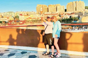 Du khách quốc tế “check-in” từ Cầu Hôn, Phú Quốc, tỉnh An Giang.