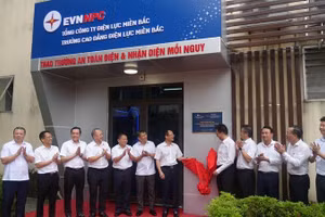 Các đại biểu thực hiện nghi thức gắn biển - khánh thành Thao trường an toàn điện và nhận diện mối nguy. (LÊ CHI)