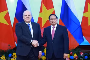 Thủ tướng Phạm Minh Chính và Thủ tướng Liên bang Nga Mikhail Mishustin chụp ảnh chung, ngày 14/1/2025. (Ảnh: TTXVN)