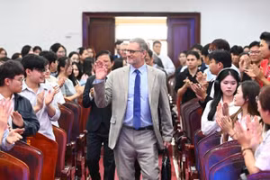 Ngài Olivier Brochet, Đại sứ đặc mệnh toàn quyền Cộng hòa Pháp tại Việt Nam cùng đông đảo giảng viên, cán bộ, sinh viên, học viên của Trường đại học Khoa học xã hội và Nhân văn.