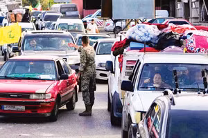 Người dân miền nam Liban trở về nhà sau khi lệnh ngừng bắn giữa Israel và Liban có hiệu lực, ngày 17/4.