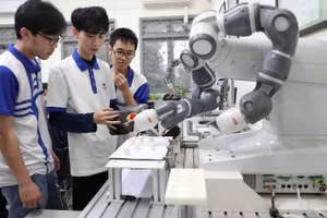 Hoạt động nghiên cứu, thí nghiệm thực hành của sinh viên Trường đại học Việt Nhật. (Ảnh: DIỆP NGỌC)