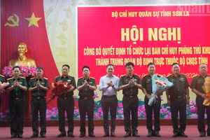 Thiếu tướng Lại Tiến Giang, Phó Tham mưu trưởng Quân khu 2 và đồng chí Nguyễn Đình Việt, Chủ tịch Ủy ban nhân dân tỉnh Sơn La tặng hoa các đơn vị.