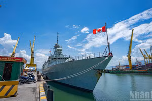 Toàn cảnh chiến hạm 4.700 tấn của hải quân Canada.