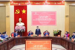 Các đại biểu dự lễ ký kết.