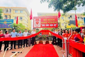 Cán bộ và nhân dân phường Phúc Lợi tại lễ khánh thành công trình khu văn hóa-thể thao kiểu mẫu tại tổ dân phố số 22.