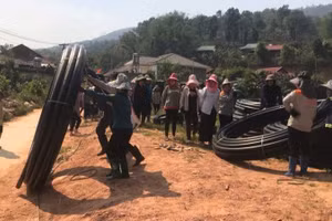 Nhân dân xã Chiềng Sinh chung sức làm công trình nước tự chảy về 5 bản trong xã. 