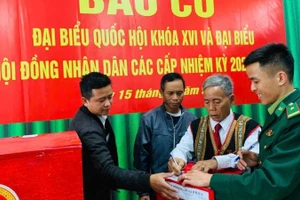 Bà con cử tri đồng bào dân tộc xã La Lay, tỉnh Quảng Trị bỏ phiếu bầu cử đại biểu Quốc hội, đại biểu Hội đồng nhân dân các cấp.