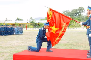 Chiến sĩ mới thực hiện nghi thức tuyên thệ dưới Quân kỳ Quyết thắng. 