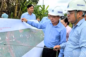 Đồng chí Đồng Văn Thanh (áo xanh đậm), Ủy viên Trung ương Đảng, Phó Bí thư Thường trực Thành ủy, Chủ tịch Ủy ban nhân dân thành phố Cần Thơ kiểm tra công trình trọng điểm.