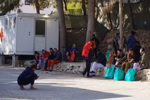 Những người di cư tại một Trung tâm tiếp nhận người di cư trên đảo Lampedusa, hòn đảo cực nam của Italia. (Ảnh: Xinhua)